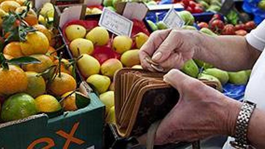 Los precios suben un 0,4% en Extremadura en marzo, aunque bajan en el trimestre