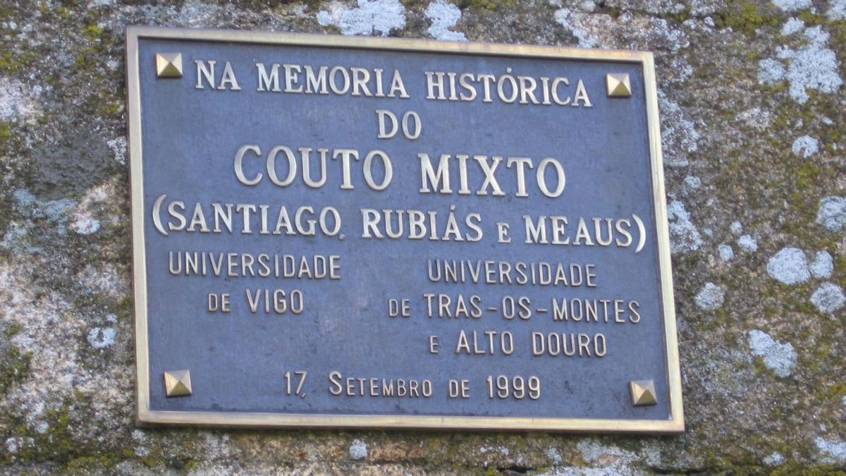 Placa en memoria del &quot;Couto Mixto&quot;