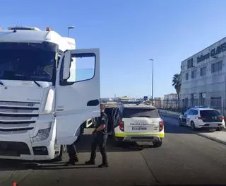 Positivo en drogas al volante: la Policía Local y la Guardia Civil inmovilizan un camión en Puente Genil