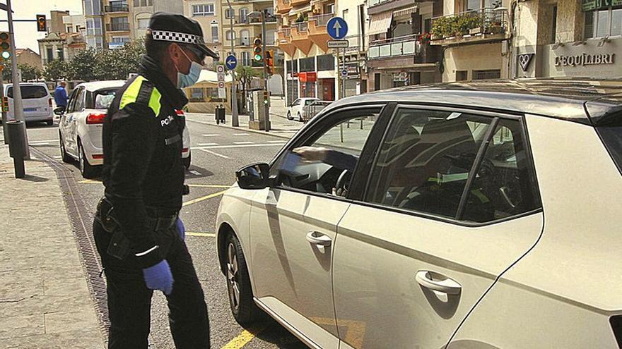 Un agent de la Policia Local de Blanes demana el justificant de mobilitat.