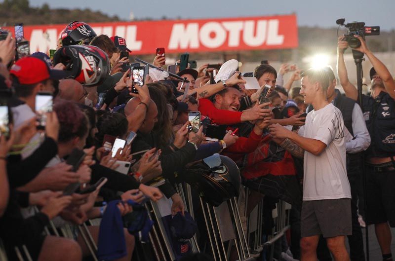 Ambientazo en Cheste | La afición disfruta con el Pit Walk