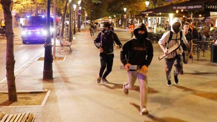 En prisión los ultras que dieron una paliza a un manifestante en Barcelona