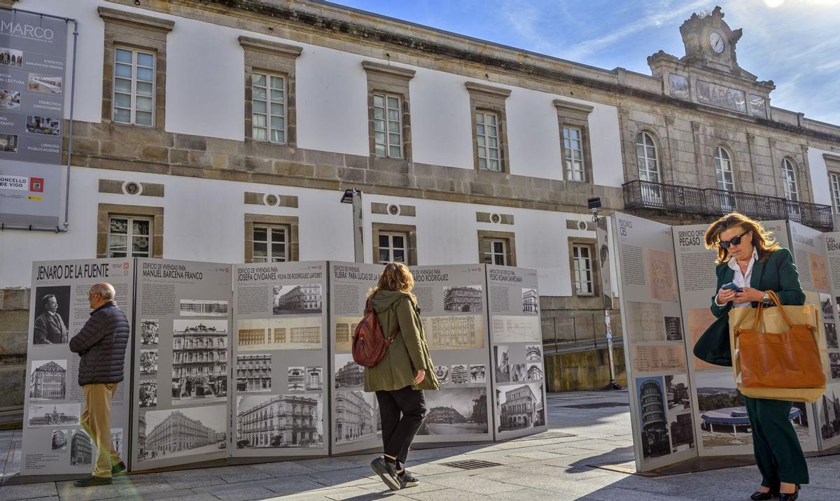 Diversas perspectivas  da mostra na Rúa do Príncipe (Vigo).  |  FOTOS: @ELIREGUEIRA