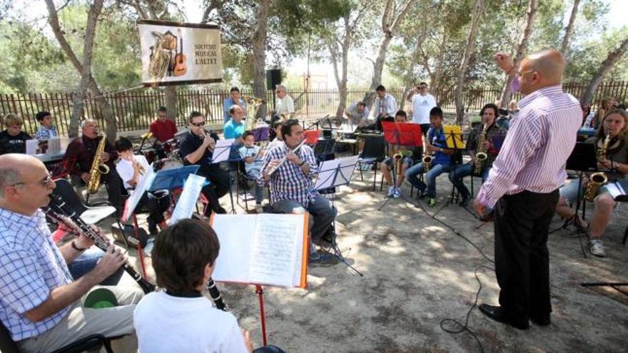 Los integrantes de la banda de música ensayan al aire libre mientras     los más pequeños asisten a las clases de música en un aula forrada con hueveras.