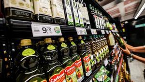 La estantería de los aceites de un supermercado de Barcelona, con botellas a casi 10 euros 