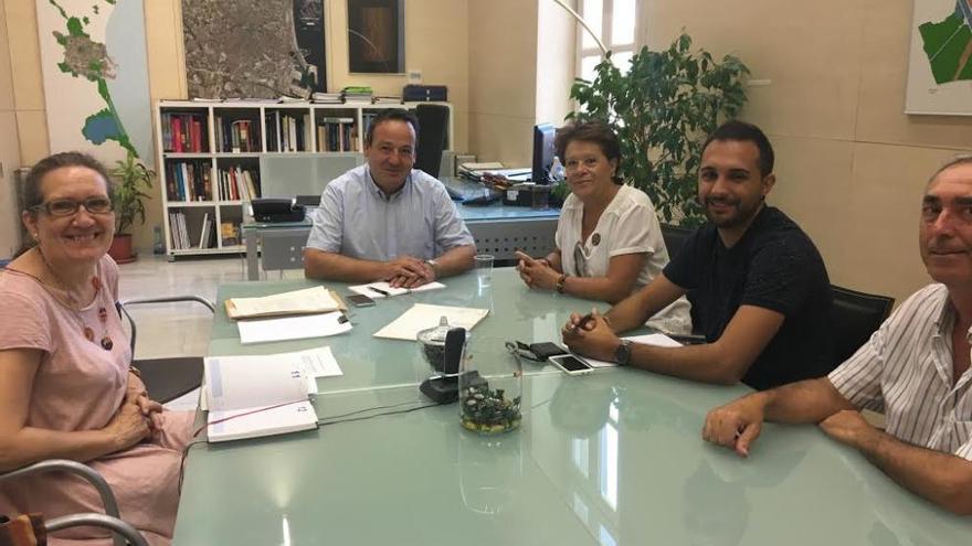 Sarrià, con el alcalde Alejandro Ramón y los responsables vecinales.