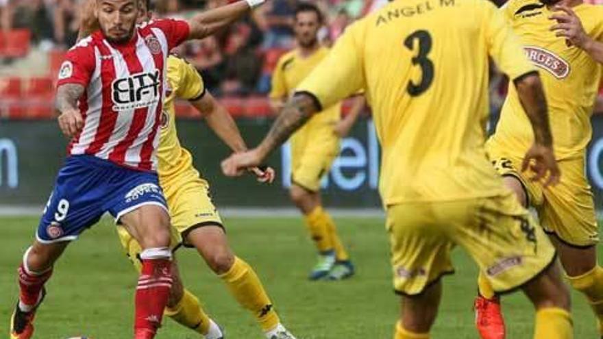 El jugador del Girona Portu chuta a puerta en el partido ante el Reus.