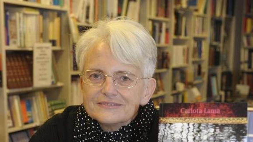 La escritora Carlota Lama, en la librería Arenas. / víctor echave
