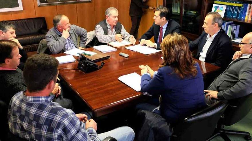 Un momento de la reunión celebrada ayer entre las organizaciones agrarias y Alberto Castro.