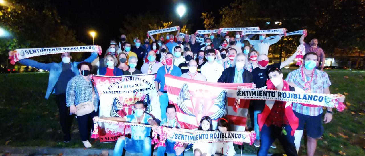 Los participantes en el octavo aniversario de la peña Sentimiento Rojiblanco