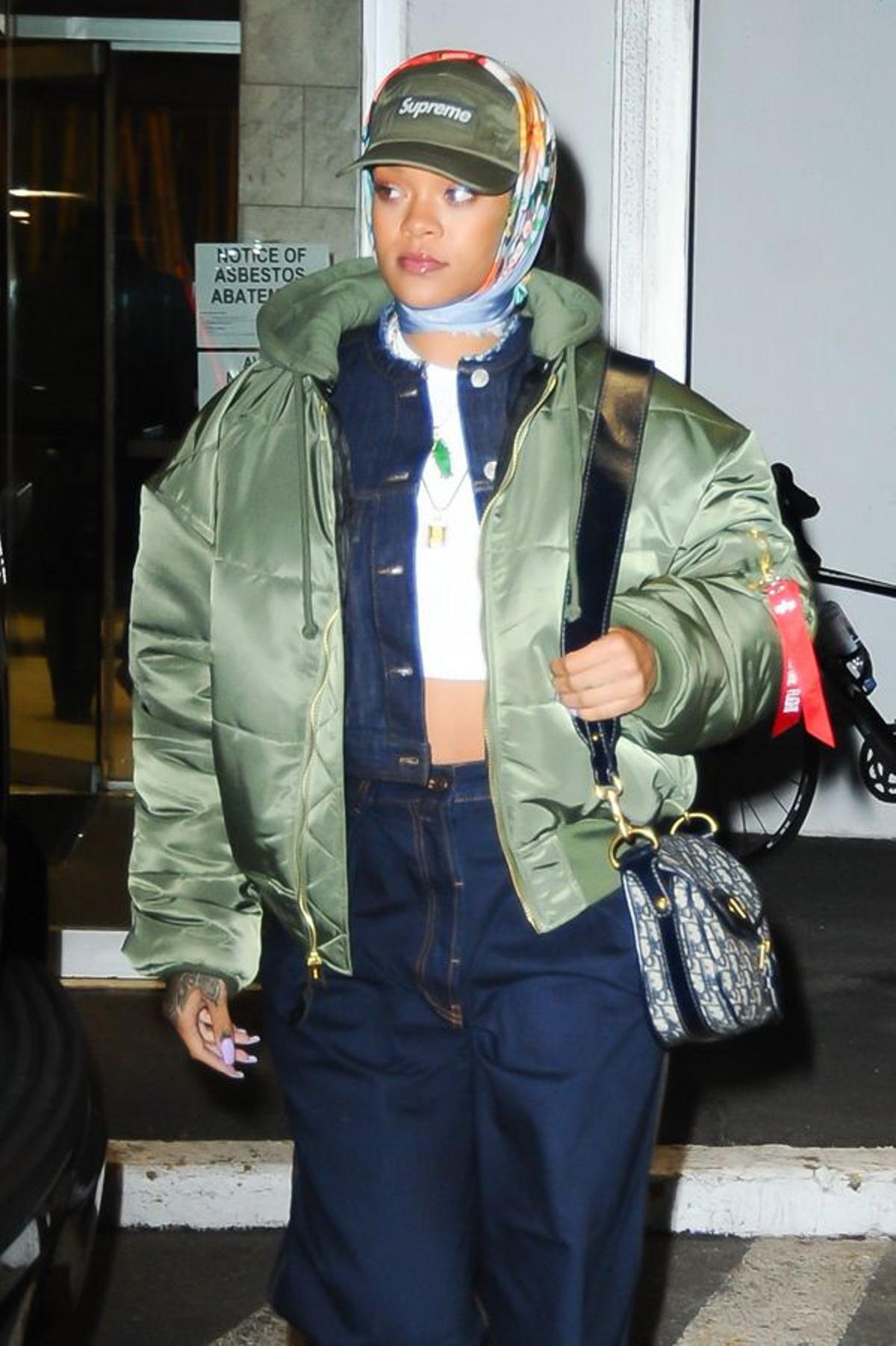 Rihanna con gorra de Supreme