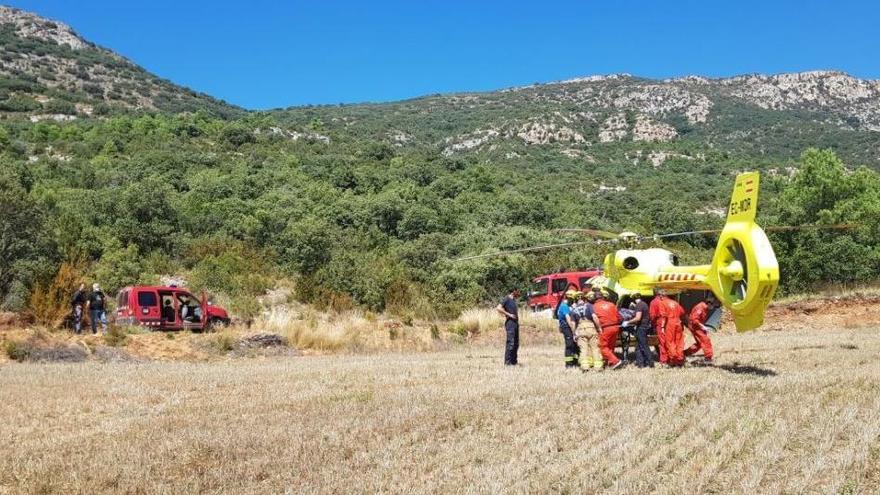 El cos de bombers en el moment del rescat d&#039;un motorista ferit a Peramola