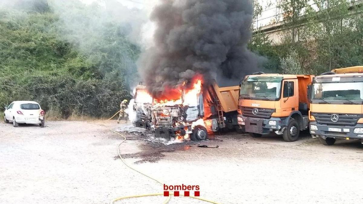 El foc de dos camions en una empresa de reciclatge de Berga