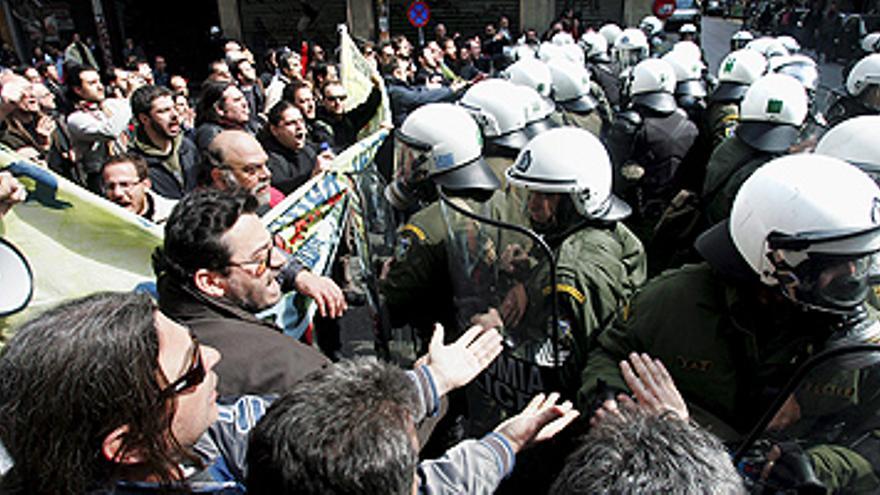 Choques entre la policía y los manifestantes en la huelga general en Grecia