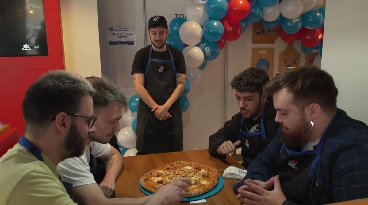 Ibai y sus compañeros crearon "La más dura", una pizza propia para Domino's