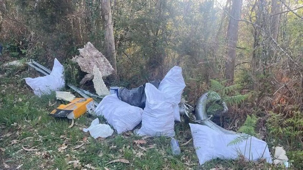 La Policía Local de Culleredo localiza a los responsables de vertidos ilegales por las pistas que dejaron en la basura