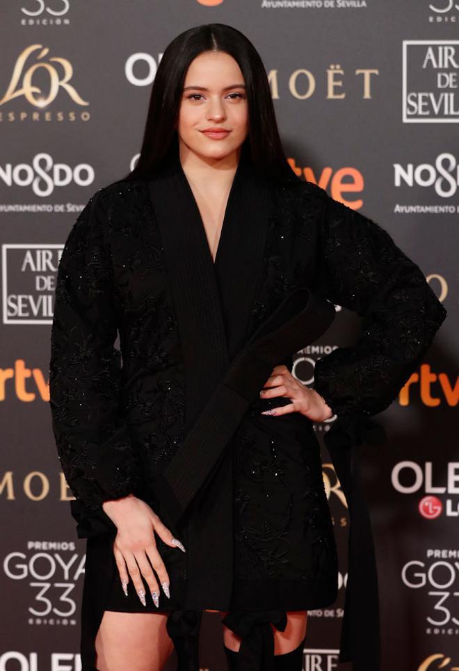 Rosalía con vestido kimono de Juan Vidal