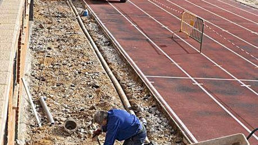 Un operario actúa en la salida a las pistas de atletismo.