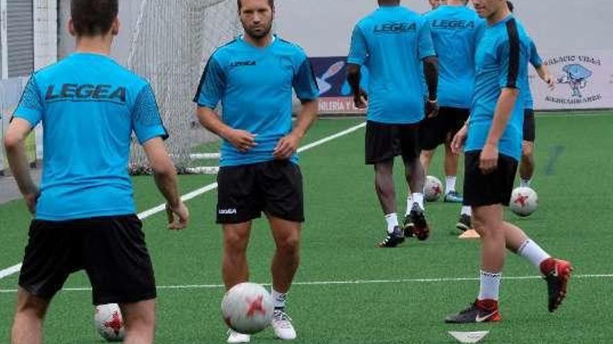 Lora, en el centro, en un entrenamiento con el Langreo en Ganzábal.