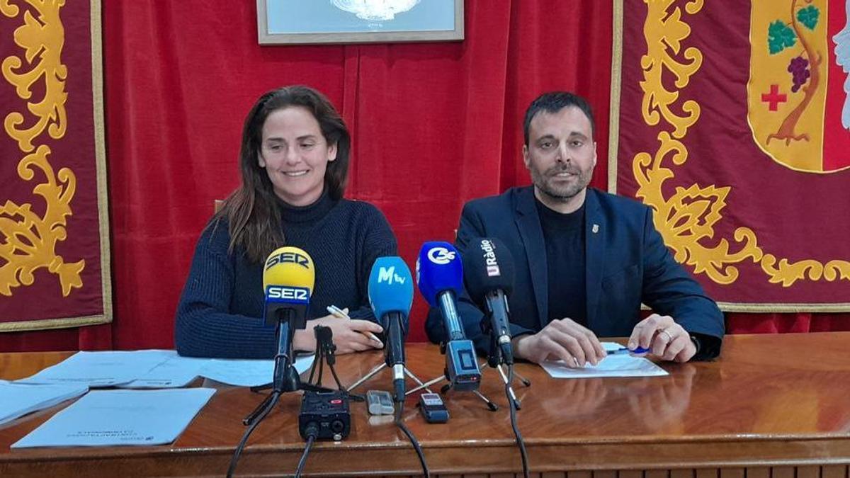 El alcalde, Guillem Alsina; y la concejala de Obras y Servicios, Carmen Morellà, han comparecido este lunes en rueda de prensa.