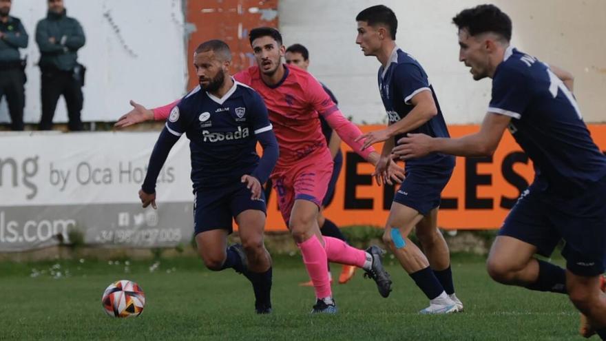 Lora conduce el balón ante un defensor del Ourense. | Miki López