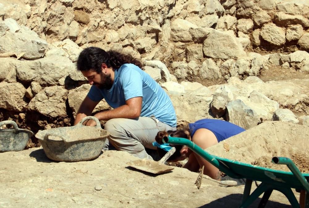 Excavació de l'antiga ciutat grega a la platja d'Empúries