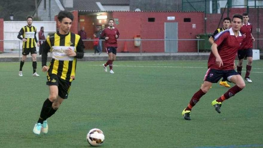 Julio Rey conduce el balón en la victoria ante el Portas. // N. Parga