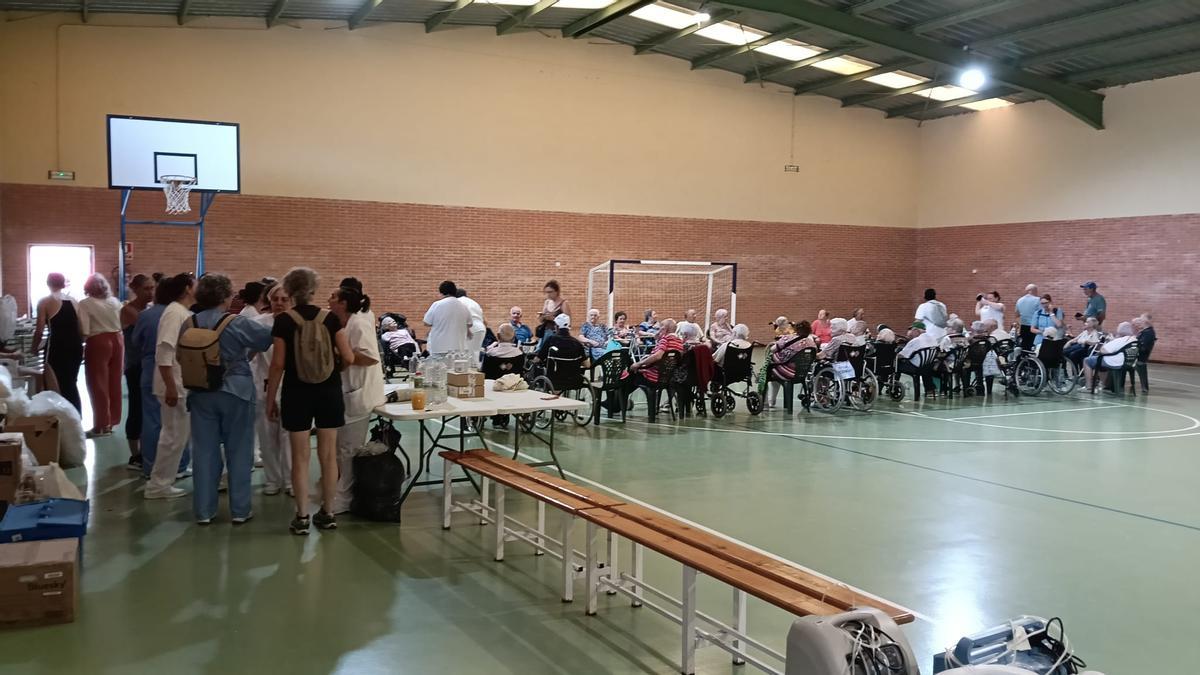 Ancianos de la residencia de Fermoselle trasladados al pabellón polideportivo del pueblo