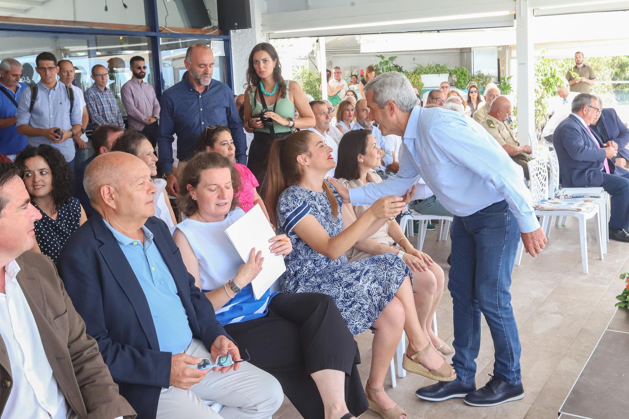 La Generalitat entrega en Orihuela las 158 banderas azules de las playas y puertos de la Comunidad