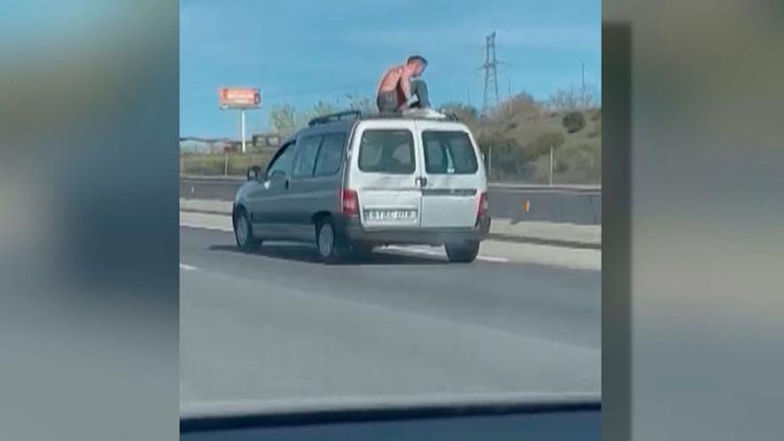 Detenido el &#039;Spiderman&#039; de la carretera: un hombre que iba haciendo piruetas sobre una furgoneta en marcha