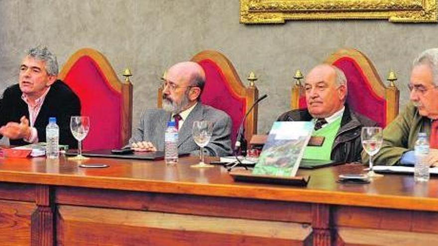 Por la izquierda, Fernández, Alonso, Rodríguez-Vigil y Arango, durante el acto.