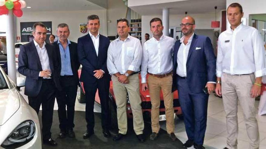 De izquierda a derecha: José Luis Gómez, responsable de zona Fiat y Abarth; Domingo  Martí, gerente de Autoventa Comercial; Alberto de Aza, director de Fiat y Abarth en España; Migel Á. Cuenca, comercial Fiat en Inca; Mitos Martí, comercial Abarth; César Martín, director comercial Fiat y Abarth y Alejandro Oliver, comercial Fiat en Manacor.