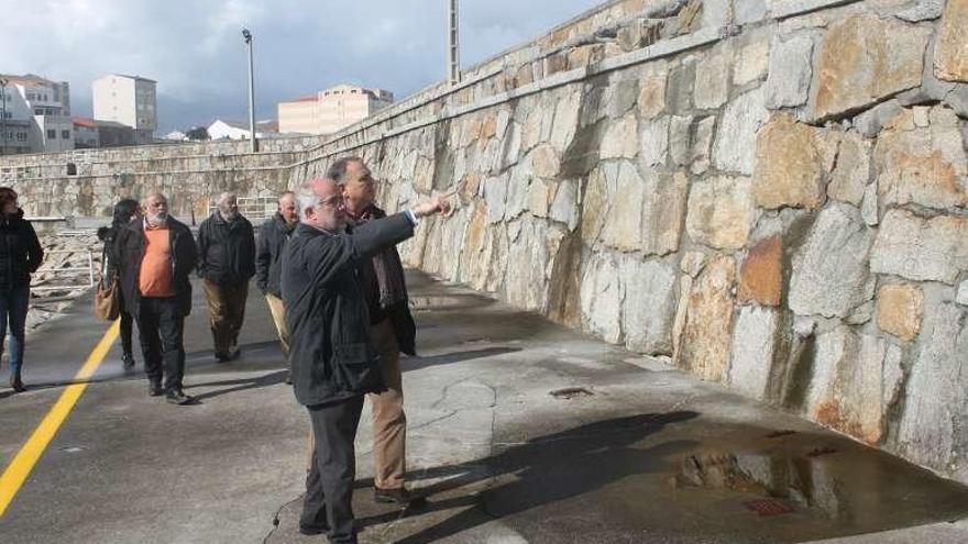 El presidente de Portos acompañado por el alcalde, ayer en Caión.