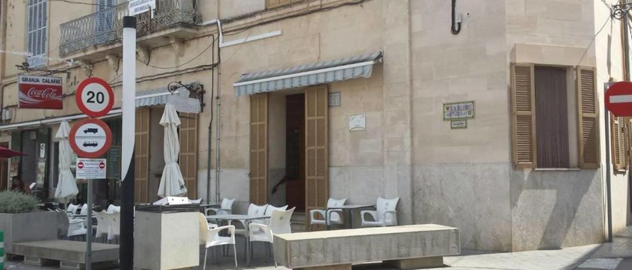 El bar de la tercera edad se encuentra situado en la plaza mayor de Santa Margalida.