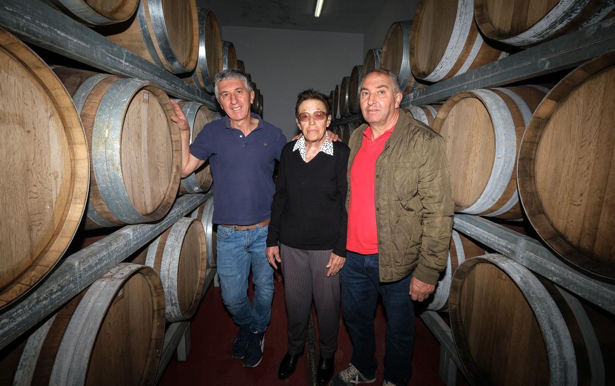 María Peñate, de la bodega El frontón de oro, con sus hijos.