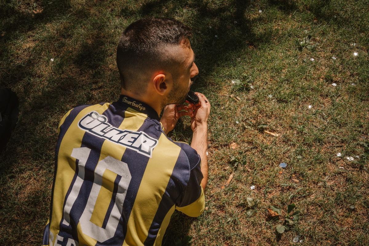 Santiago se tumba en el Retiro con su camiseta del Fenerbahçe.