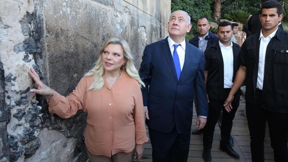 Netanyahu y su esposa en el exterior de la Tumba de los patriarcas.