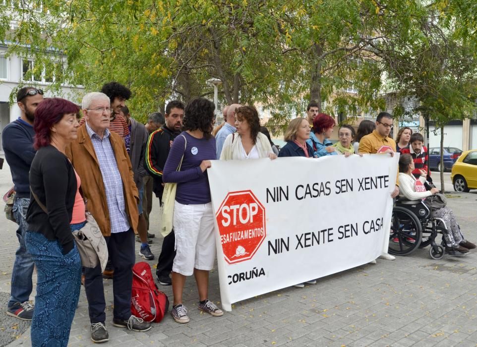 Una treintena de personas protesta junto a supuestas víctimas de violación