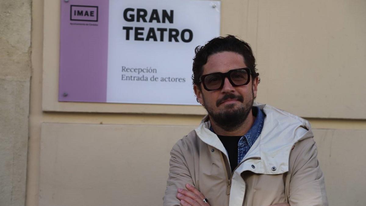 Aarón Zapico, en la puerta del Gran Teatro Córdoba, donde este jueves dirigirá a la Orquesta de Córdoba.