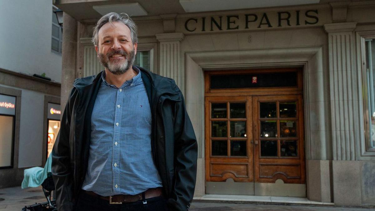 Sergio Moure de Oteyza, ayer, frente al cine París.   | // CASTELEIRO/ROLLER AGENCIA