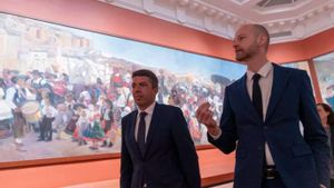 El presidente de la Generalitat valenciana, Carlos MazÃ³n (i), y el director de la Hispanic Society, Guillaume Kientz, recorren el museo.