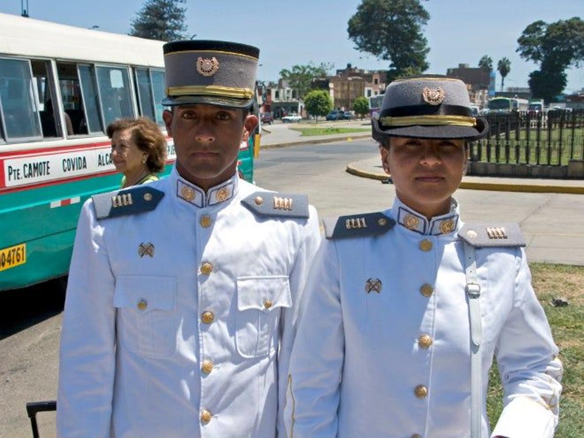 Militares con el traje oficial.