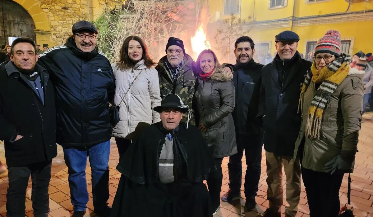 Mayte Pérez (centro), consejera de Presidencia; y Manuel Rando (segundo por la izquierda), antes de la Encamisada.