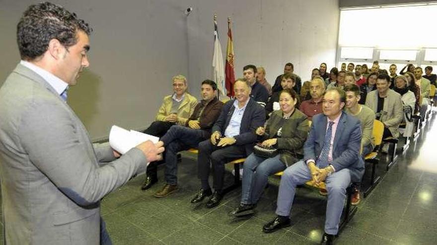 Luis López, con el acta de diputado en la mano, tras ser elegido por unanimidad, entre todos los concejales populares dezanos que ayer asistieron al acto de votación en Lalín / Bernabé/Javier Lalín