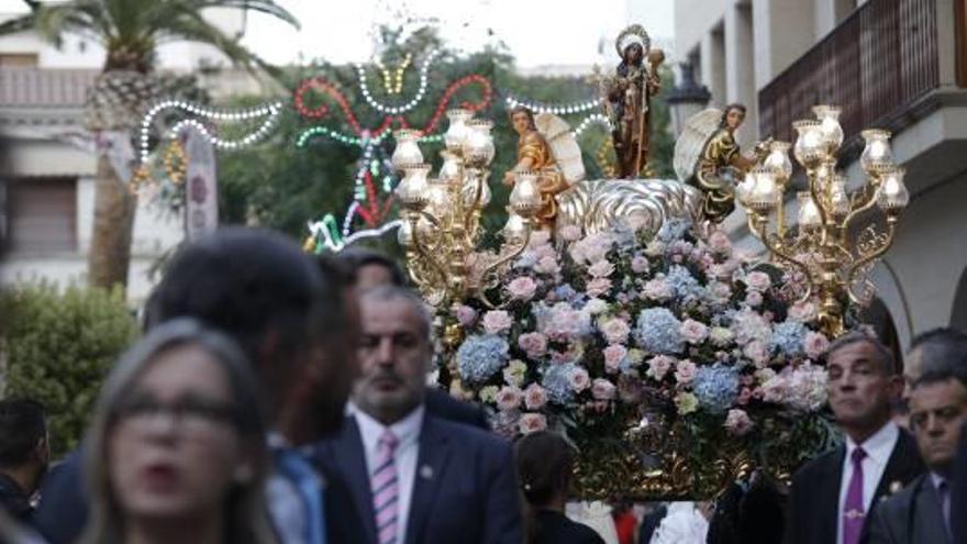 La imagen de Santa María Magdalena en procesión por las calles de Novelda.