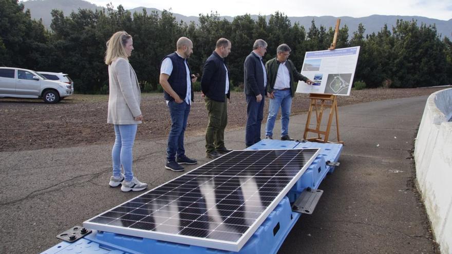 El consejero Javier Parrilla, primero por la derecha, señala el diagrama de la instalación en presencia del alcalde matancero y técnicos de Balten.