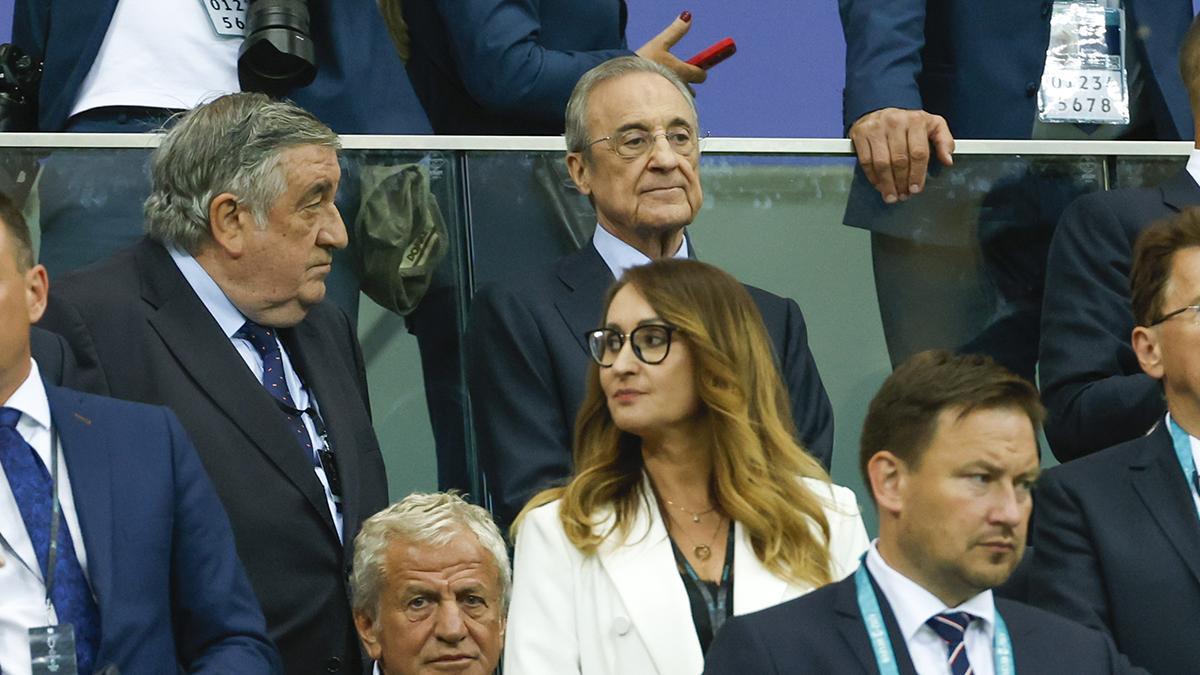 Florentino Pérez saluda a los jugadores del Real Madrid antes del partido de Supercopa de Europa