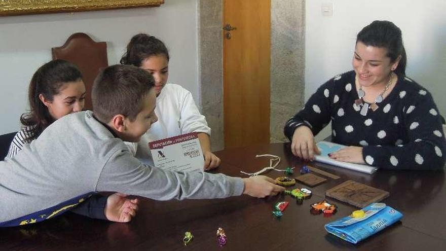 Los jóvenes cooperativistas de Artesáns&amp;Kids muestran sus productos en clase. // Marta G. Brea