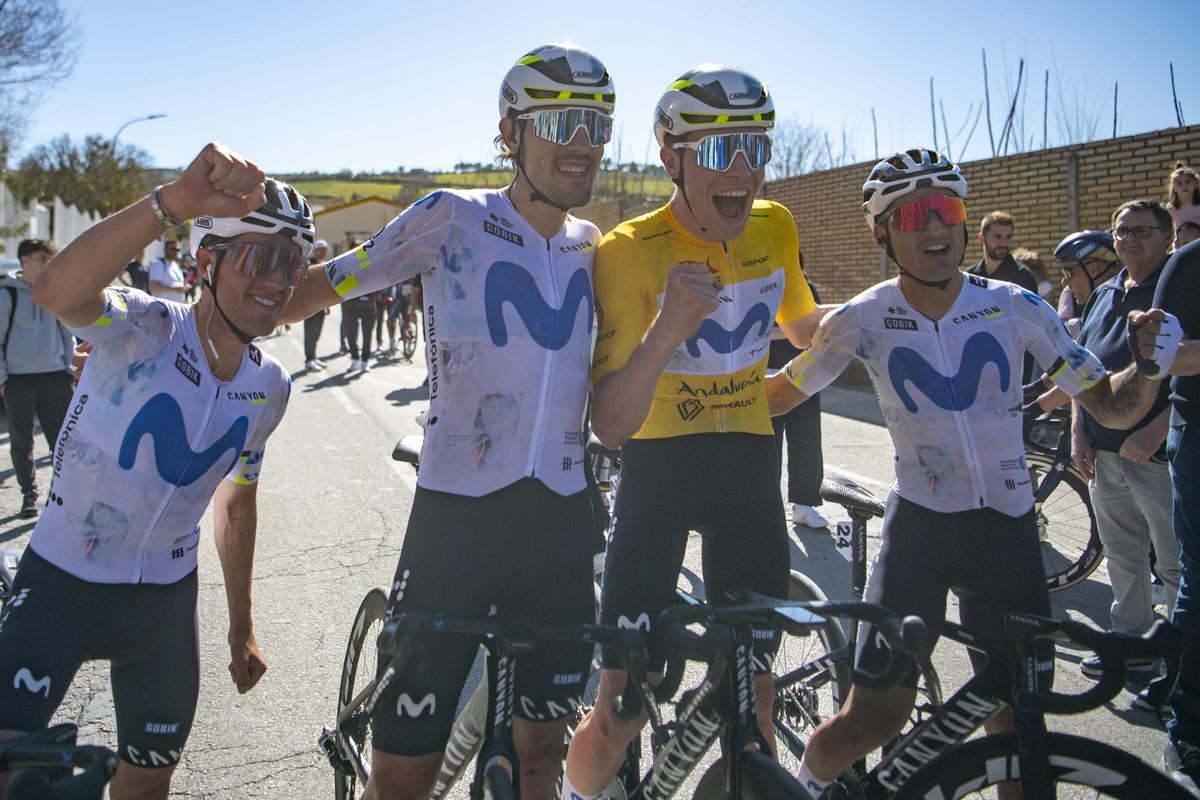 Romeo celebra su victoria en la general con sus compañeros