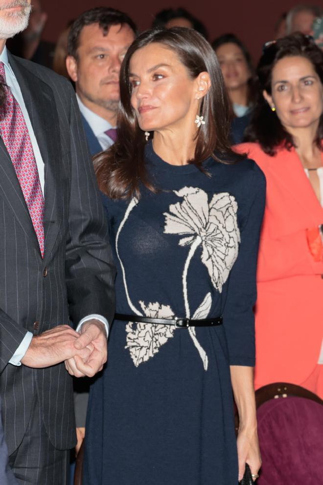 La reina Letizia con pendientes de flores de Carolina Herrera y vestido de Galcon Studio